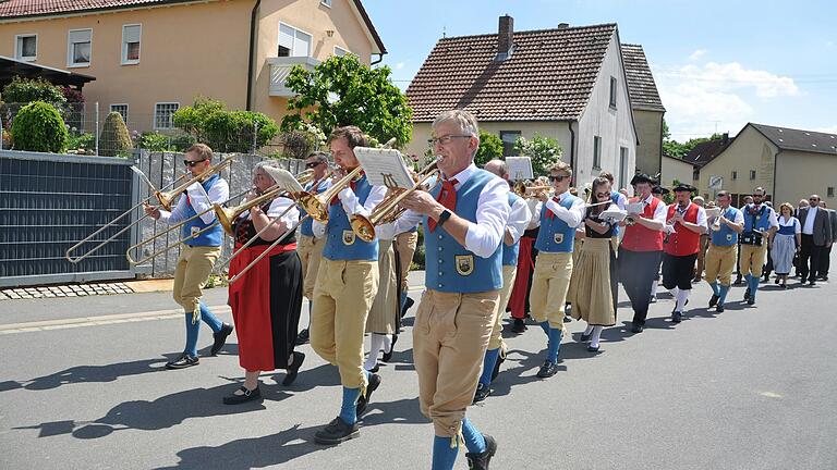 Den Festzug beim Bläsertreffen in Löffelsterz führte die Musikkapelle 'Frohsinn' an.