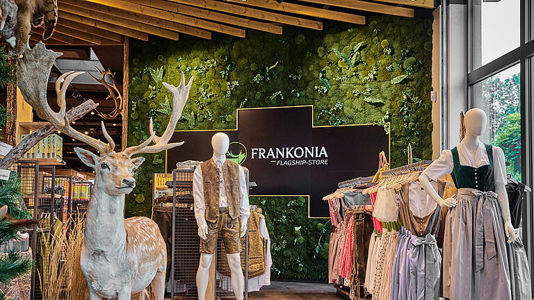 FRANKONIA       -  Alpine Trends – zeitlose Tradition neu interpretiert: im Flagship-Store in Rottendorf bei Würzburg.