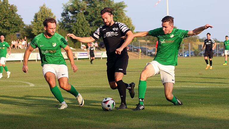 Schonungens Tim Westerhausen (am Ball) war im Derby gegen Forst – hier gestört von Jan Zängerlein (rechts) und Niko Radkiewicz – kaum zu stoppen.