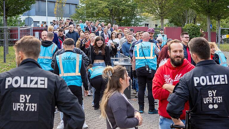 Vor dem Einlass in die tectake-Arena mussten Besucherinnen und Besucher eine Sicherheitsschleuse passieren.