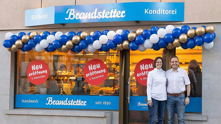 Nicole und Christian Englert freuen sich über die Neueröffnung der Rimparer Filiale der Bäckerei Marktcafé Brandstetter.