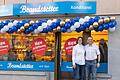 Nicole und Christian Englert freuen sich über die Neueröffnung der Rimparer Filiale der Bäckerei Marktcafé Brandstetter.