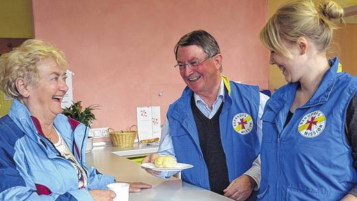 Freiwillige Engagement: Dr. Walter Bauer und Jessica Wolf versorgen eine Besucherin der Bahnhofsmission mit Tee und belegten Brötchen. Freiwillige Engagement: Dr. Walter Bauer und Jessica Wolf versorgen eine Besucherin der Bahnhofsmission mit Tee und belegten Brötchen.