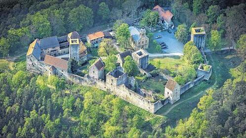 Ein Bild von einer Burg: Die Luftaufnahme zeigt die Salzburg hoch über dem Saaletal bei Bad Neustadt. 1888 kam die Burg in den Besitz der Freiherren von und zu Guttenberg.