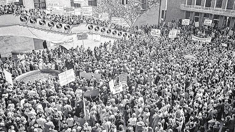 April 1975: Im Rathaus-Innenhof gab es eine Kundgebung gegen den KKG-Bau.