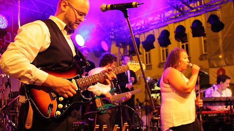 Ein paar Tausend Besucher erlebten die Ochsenfurter Musiknacht 2016. Archivfoto: Helmut Rienecker Ein paar Tausend Besucher erlebten die Ochsenfurter Musiknacht 2016. Archivfoto: Helmut Rienecker