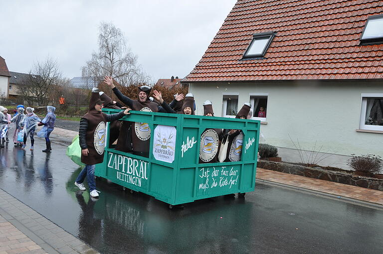 Trotz Regen startete der Faschingszug pünktlich um 13.33 Uhr mit über 250 Narren mit viel Helau durch Uettingen.