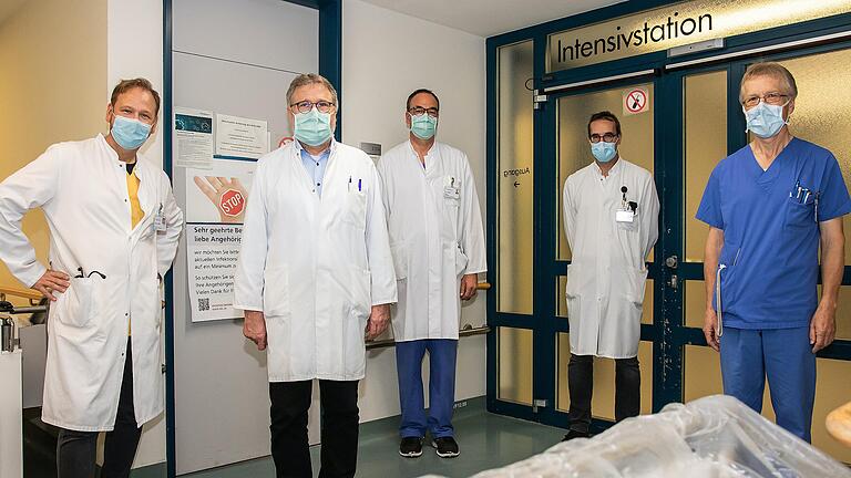 Ärzteteam des Klinikums Würzburg Mitte vor der Intensivstation im Juliusspital. Dort wurde wochenlang eine rumänische Corona-Patientin versorgt. Im Bild (v. li.): Ärztlicher Direktor Dr. Matthias Held, Chefarzt Dr. Rainer Schäfer, Oberarzt Dr. Peter Adami, Chefarzt Prof. Dr.&nbsp; Mathias Mäurer und Joachim Päckert (Stationsleitung).