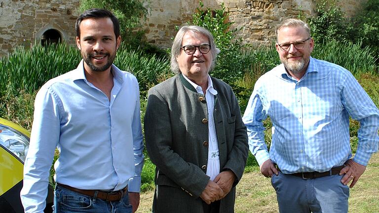 Sie trafen sich beim Sommerfest im Schlossgarten Irmelshausen: (von links) Die Landtagsabgeordneten Martin Hagen und Helmut Markwort, rechts Gastgeber Karl Graf Schenk von Stauffenberg.