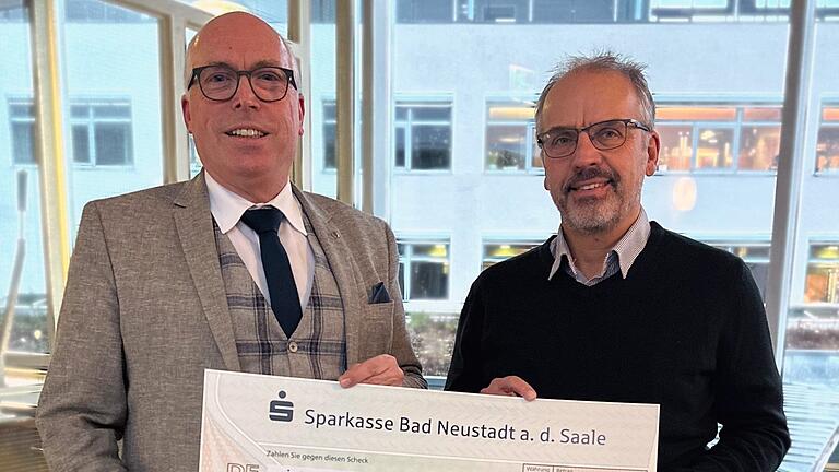 BLSV-Kreisvorsitzender Klaus Greier (rechts) nahm die Spende der Sparkasse Bad Neustadt aus den Händen des Vorstandsvorsitzenden Georg Straub entgegen. BLSV-Kreisvorsitzender Klaus Greier (rechts) nahm die Spende der Sparkasse Bad Neustadt aus den Händen des Vorstandsvorsitzenden Georg Straub entgegen.