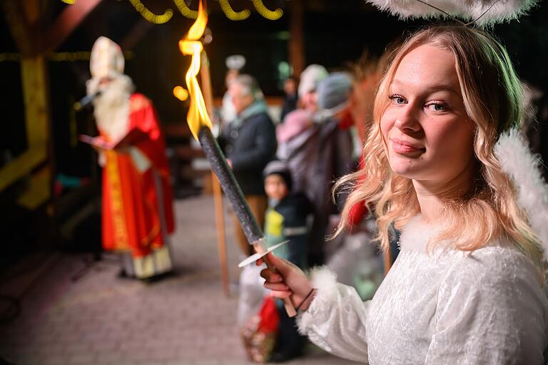 Zur Waldweihnacht im Wildpark in Schweinfurt hat der Nikolaus auch Engel mitgebracht. Zur Waldweihnacht im Wildpark in Schweinfurt hat der Nikolaus auch Engel mitgebracht. 