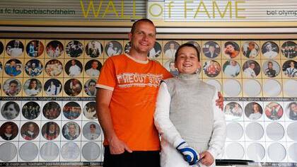 Lieber trainieren als ausspannen: Ivan Dolgikh will ein Champion werden – wie die Fechter auf der Wall of Fame am Olympiastützpunkt Tauberbischofsheim. Papa Sergej (im Foto) unterstützt ihn dabei. Lieber trainieren als ausspannen: Ivan Dolgikh will ein Champion werden – wie die Fechter auf der Wall of Fame am Olympiastützpunkt Tauberbischofsheim. Papa Sergej (im Foto) unterstützt ihn dabei.