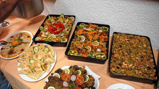 Familie Mala hatte ein Buffet mit vielen syrischen Köstlichkeiten zubereitet: Von Reis und Gemüse in Weinblättern bis hin zu Petersilienomelettes.