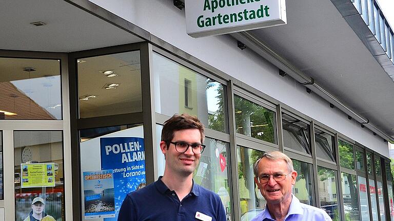 Die Gartenstadt Apotheke besteht seit 60 Jahren. Dr. Ralf Köber (links) hat im vergangenen Jahr die Leitung von seinem Vater Bernd übernommen. Die Gartenstadt Apotheke besteht seit 60 Jahren. Dr. Ralf Köber (links) hat im vergangenen Jahr die Leitung von seinem Vater Bernd übernommen.