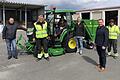 MIt dem neuen Kommunaltraktor: (von links) Bauamtsleiter Michael Lommel, Bauhofleiter Karl-Heinz Ottl, (am Lenkrad) Andrea Ullrich (Geschäftsleiterin der Gemeinde), Michele Amrhein, Bürgermeister Christian Keller und Matthias Pfister (stellvertretender Bauhofleiter).