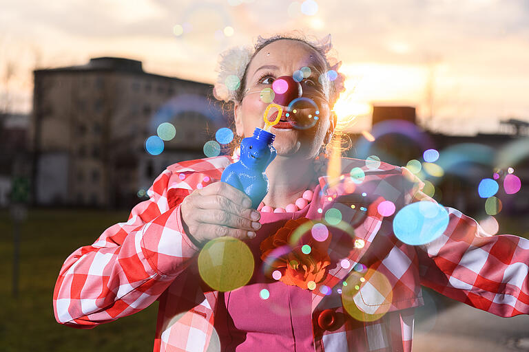 Silvia Kirchhof begeistert seit Jahren als Klinikclownin kranke Kinder in den Krankenhäusern der Region. Silvia Kirchhof begeistert seit Jahren als Klinikclownin kranke Kinder in den Krankenhäusern der Region.