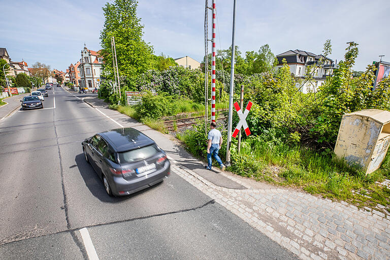 Aktuell fließt der Verkehr auf der Frankenwinheimer Straße direkt neben den Fußgängern vorbei. Der Gehweg ist an manchen Stellen sehr schmal und nur durch eine aufgemalte Linie von der Fahrbahn getrennt.