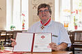 Ratskeller-Wirt Kurt Schubert mit Orden und Verleihungsurkunde des polnischen St.-Stanilaus-Ritterordens. 2006 hat er ihn für seinen Einsatz in der Polenhilfe in den Jahren 1981 bis 1988 bekommen.