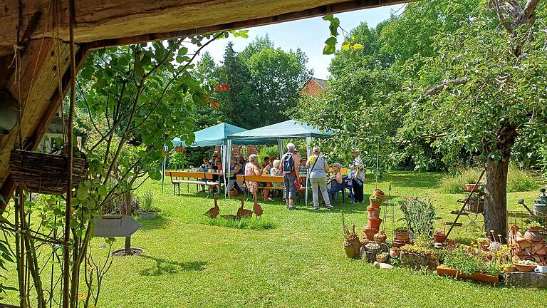 Die Gartentour des Dettelbacher Frauenbundes führte in diesem Jahr in den Ortsteil Brück. Die Gartentour des Dettelbacher Frauenbundes führte in diesem Jahr in den Ortsteil Brück.