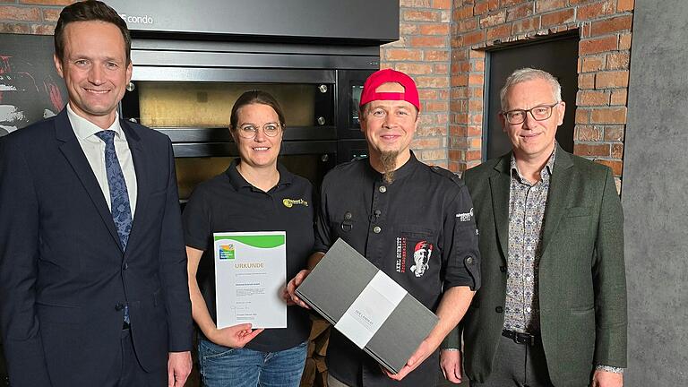Landrat Florian Töpper, Eva und Axel Schmitt sowie Frankenwinheims erster Bürgermeister Herbert Fröhlich (von links). Landrat Florian Töpper, Eva und Axel Schmitt sowie Frankenwinheims erster Bürgermeister Herbert Fröhlich (von links).