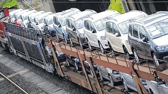 Raus aus dem Tal: VW-Neuwagen auf GüterwaggonsDPA