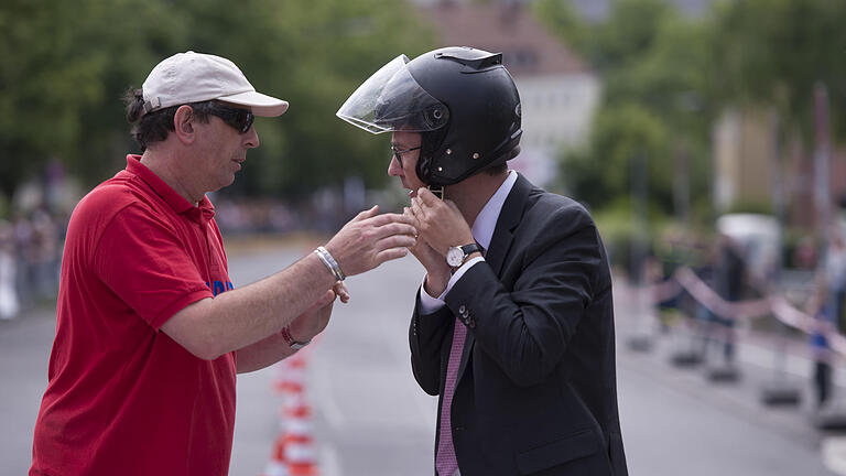 Flotte Kisten auf der Piste       -  Oberbuergermeister Christian Schuchardt eroeffnet am Sonntag (01.06.14) in der WIttelsbacherstrasse iim Frauenland in Wuerzburg ein Seifenkistenrennen. Im Rahmen des Kiwanis-Cup messen sich  zum 18. Mal Kinder mit ihren selbstgebauten Rennern.