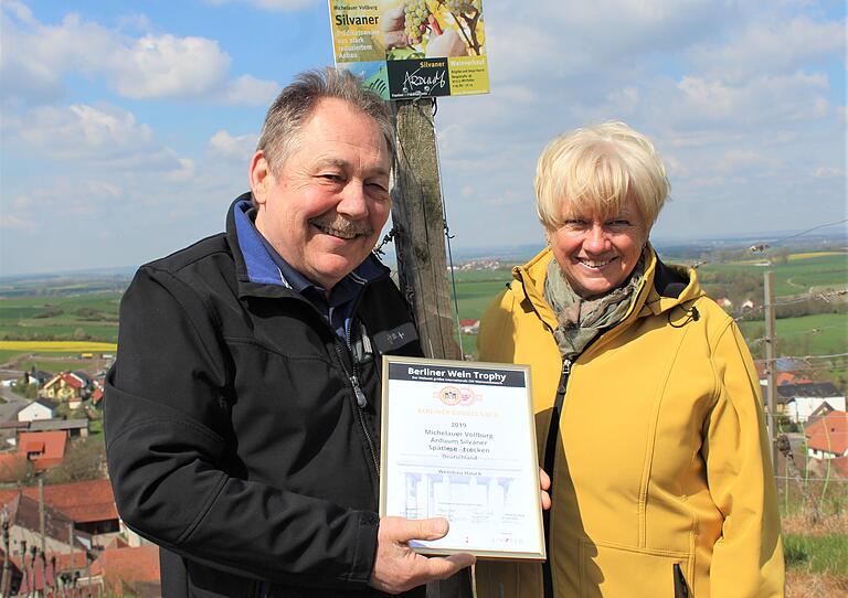 Stolz präsentieren Sepp und Brigitte Hauck die Urkunde vom Großen Gold ihres Silvaners bei der diesjährigen Berliner Wein Trophy. Stolz präsentieren Sepp und Brigitte Hauck die Urkunde vom Großen Gold ihres Silvaners bei der diesjährigen Berliner Wein Trophy.