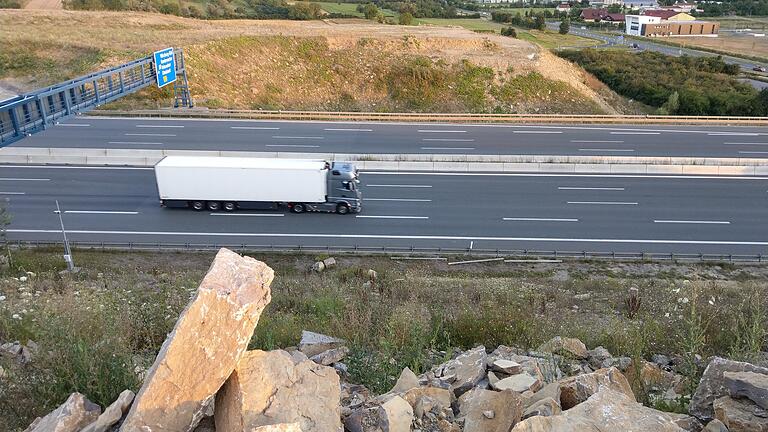 Steinbrocken liegen auf den Erdhügeln an der Anschlussstelle Randersacker.