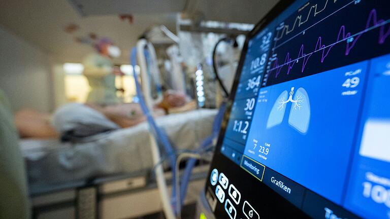 Immer wieder wurden Intensivbetten während der Corona-Pandemie knapp. Auch in unterfränkischen Kliniken herrschte auf den Stationen oft der Ausnahmezustand. Immer wieder wurden Intensivbetten während der Corona-Pandemie knapp. Auch in unterfränkischen Kliniken herrschte auf den Stationen oft der Ausnahmezustand.