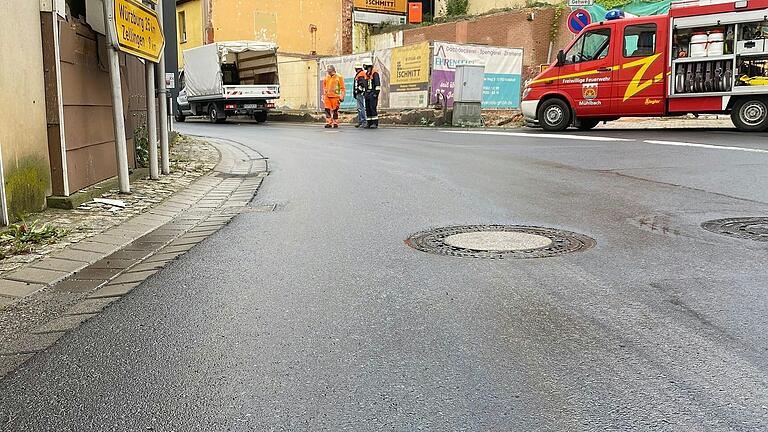 Die Feuerwehr war am Donnerstagvormittag und -mittag wegen einer breiten Ölspur zwischen Himmelstadt und Karlburg und weiter über die neue Mainbrücke auch in Mühlbach im&nbsp; Einsatz.