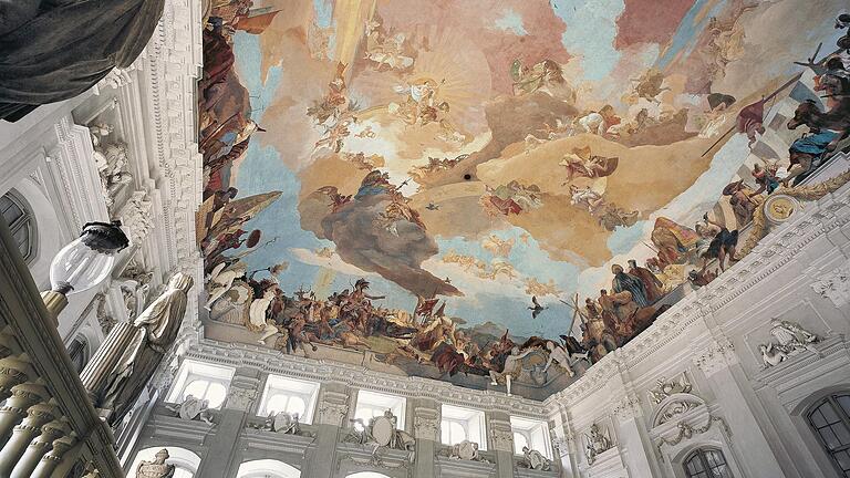 Das Treppenhaus der Würzburger Residenz mit dem Deckenfresko von Giambattista Tiepolo. Aus erhaltenen Skizzenbüchern der beteiligten Künstler können die Forschenden wertvolle Rückschlüsse über Tiepolos Werkstatt ziehen.