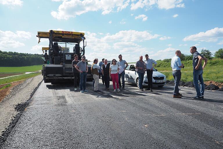 Die Asphaltschicht hörte zum Besichtigungstermin noch abrupt auf. Bald sollen insgesamt 15.000 Tonnen Asphalt aufgebracht sein.