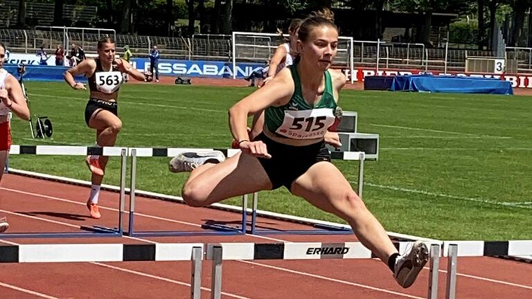 Jule Hirschmann auf dem Weg zu einer neuen persönlichen Bestzeit im 80 m-Hürdenlauf.