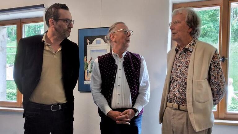 Ein seltenes Bild: Der frühere ehrenamtliche Vorsitzende der Volkshochschule Mellrichstadt e.V., Peter Klier (rechts), traf bei der Vernissage im Bruder-Franz-Haus mit dem ersten Geschäftsführer der Vhs Rhön und Grabfeld gGmbH, Klaus Schemmerling (Mitte), und dessen Nachfolger Florian Schmitt zusammen. Insgesamt stehen die drei Männer für 57 Jahre kontinuierliche Erwachsenenbildungsarbeit im Landkreis Rhön-Grabfeld.