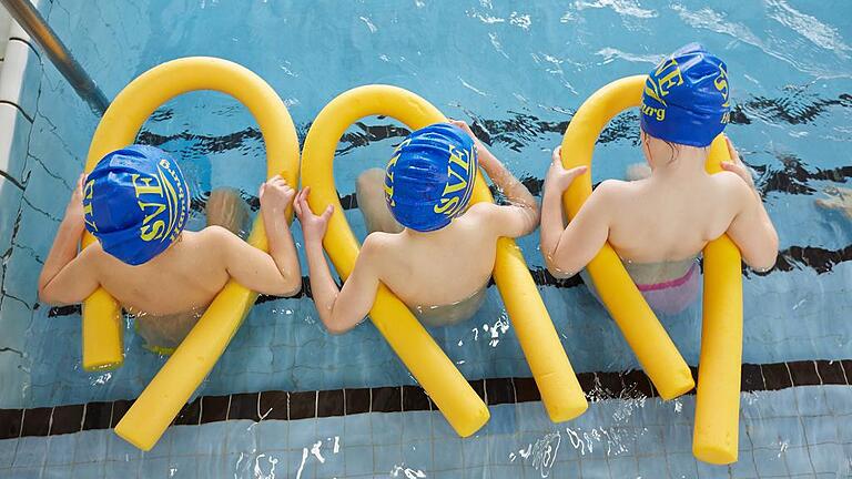 KINA - Schwimmen muss gelernt sein       -  Weil immer mehr öffentliche Schwimmbäder schließen, fällt für vile Kinder der Schwimmunterricht flach.