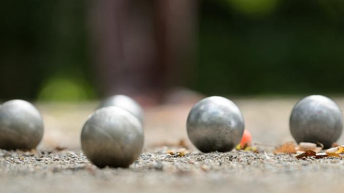 Boule: Mehr als ruhige Kugeln schieben       -  Ziel beim Boule ist es, die eigenen Kugeln möglichst nah am &bdquo;Schweinchen&ldquo; zu platzieren.