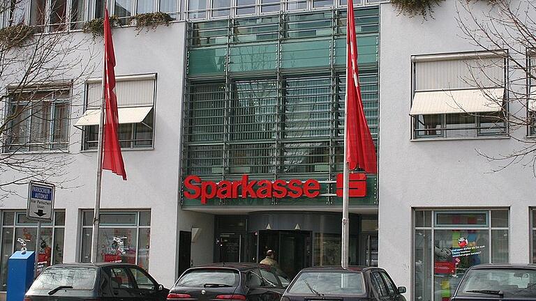 sparkasse       -  Zum Jahresbeginn 2018 will die Sparkasse Ostunterfranken mit der Sparkasse Schweinfurt fusionieren. Doch das Vorhaben hat auch Kritiker.