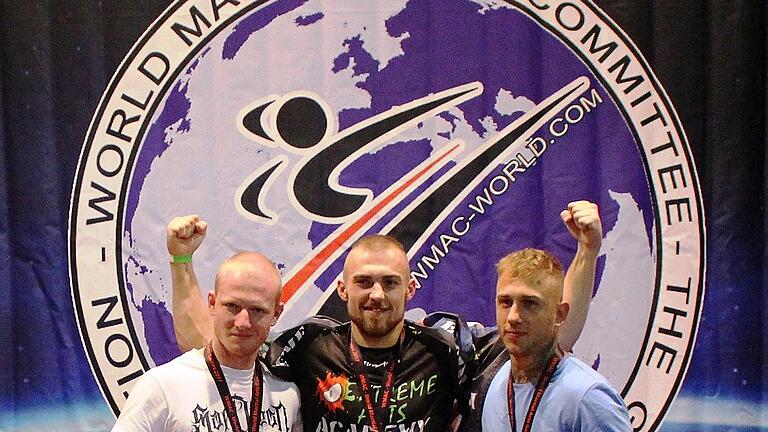 Kevin Barth ganz oben: Bei den World Martial Arts Games 2017 in Arbon (Schweiz) holt sich der Oberschwarzacher (Mitte) den Weltmeistertitel in seiner Klasse.