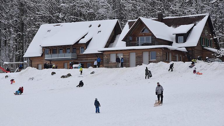 Auch an der Thüringer Hütte konnten sich Kinder und Eltern im Schnee austoben. Auch an der Thüringer Hütte konnten sich Kinder und Eltern im Schnee austoben.