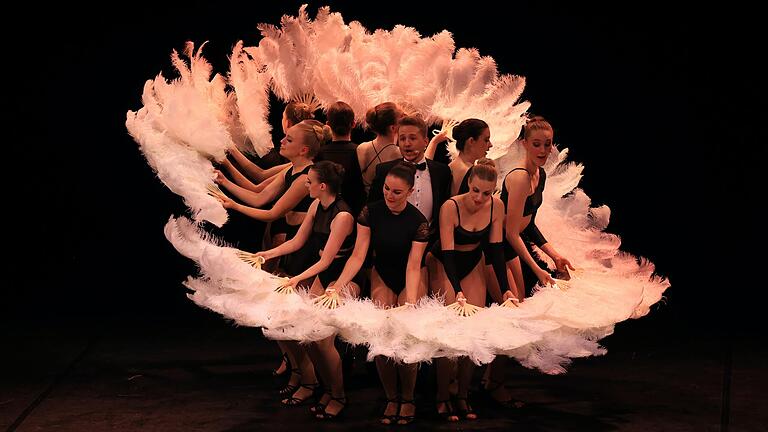 Tanzfestival in der Haßfurter Stadthalle: Ein wahrer Augenschmaus war das Stück „All I Care“ von On Point aus dem Bereich Gesang &amp; Tanz.