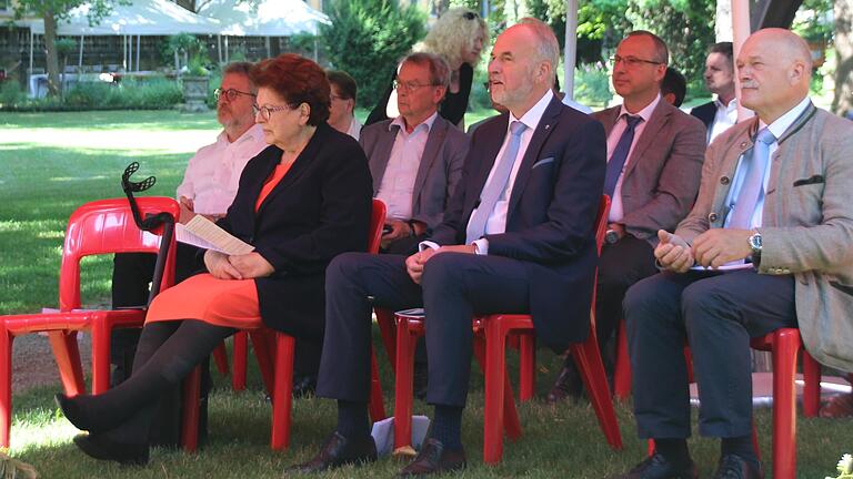 Ehrengast Barbara Stamm, Landtagspräsidentin a.D. (l.) neben Stiftungsdirektor Walter Herberth (Mitte) und Festredner Prof. Dr. Manfred Schölch (r.); im Hintergrund Rainer Freiherr von Andrian-Werburg, Oberpflegamtsdirektor a.D., Oberpflegamtsrat Chefarzt Dr. Rainer Schäfer (ganz links) und Volker Sauer, Geschäftsführer KWM (2.v.r.).