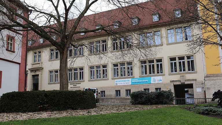 Auch die staatliche Wirtschaftsschule – die Friedrich-Bernbeck-Schule – gehört zum&nbsp;Beruflichen Schulzentrum Kitzingen.