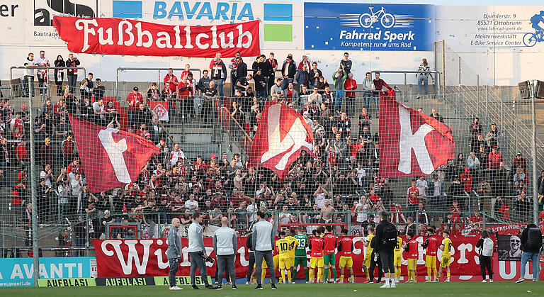 Ein Großteil der mitgereisten Würzburger Anhänger munterte das Kickers-Team nach der Niederlage im Spitzenspiel auf.