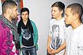 Da hört man hin: Nicht nur diese drei Jugendlichen nutzten die Gelegenheit, dem türkischen Fußballprofi Yusuf Emre Kasal zu lauschen und ihm Fragen zu stellen.