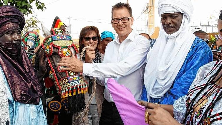 Bundesentwicklungsminister Gerd Mueller, CSU, trifft die lokale NRO HED Tamat und den Sultan von Agadez       -  Ein Pferd als Geschenk: Minister Müller und seine Frau Gertie in Niger.