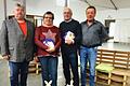 Vorsitzender Michael Neuhöfer (links) und stellvertretender Vorsitzender Bernd Schuhmann (rechts) bedankten sich bei Birgit Schmidtke (links) und Klaus Urlaub für ihr langjähriges Engagement für den Verein.