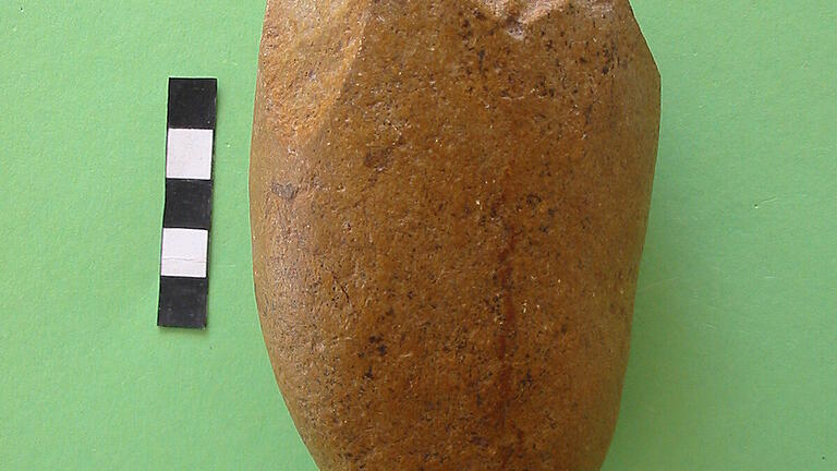 Altpaläolithische Artefakte: Quarzit-Chopping-Tool, gefunden in Burgsinn. Altpaläolithische Artefakte: Quarzit-Chopping-Tool, gefunden in Burgsinn.