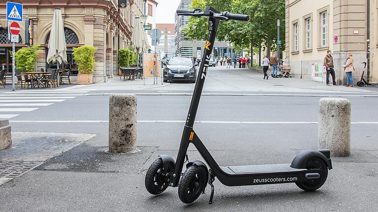 Seit vergangener Woche verleiht das irische Start-up Zeus Scooters im Würzburger Stadtgebiet Elektro-Tretroller. Doch die Fahrzeuge sind nicht bei allen gerne gesehen.