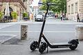 Seit vergangener Woche verleiht das irische Start-up Zeus Scooters im Würzburger Stadtgebiet Elektro-Tretroller. Doch die Fahrzeuge sind nicht bei allen gerne gesehen.