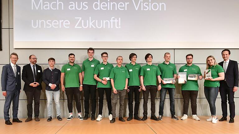 Oberbürgermeister Sebastian Remelé (links) und Landrat Florian Töpper (rechts) zeichneten das Schaeffler-Team um Denice Brodt und Christoph Reuß (2. und 3. von rechts) mit dem Zukunftspreis der Stadt Schweinfurt aus. Die jungen Nachwuchsforscher entwickelten eine visionäre Idee. Sie wollen Lager und Komponenten mit dem 3D-Drucker fertigen.